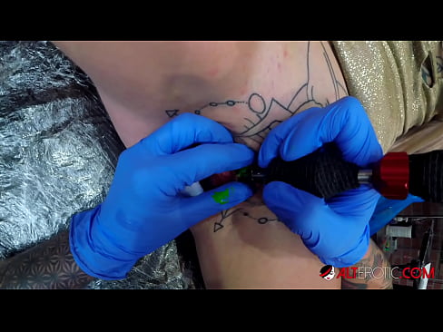 ❤️ Extremamente tatuada, a brasa Sully Savage fez uma tatuagem no seu clítoris ❤️❌ Sexo vídeo em pt.fitorganic.top ☑